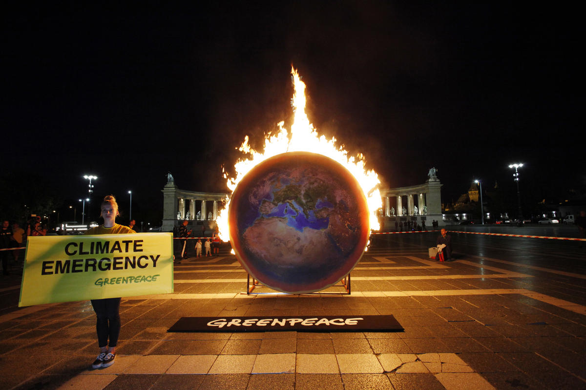 Burning Earth Action in Budapest. © Bence Jardany / Greenpeace