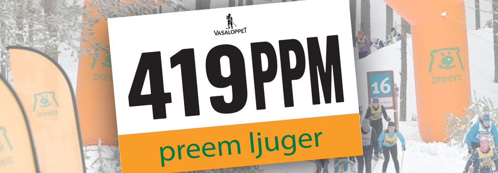 En omgjorde nummerlapp för deltagande i Vasaloppet för att uppmärksamma om Preems greenwashing. Startlappen har siffrorna 419 PPM (halten av koldioxid uppmätt under januari månad 2023) och under står orden "Preem ljuger" 