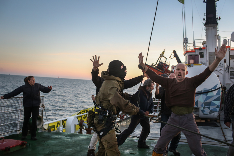 Aktivister grips ombord på Arctic Sunrise 2013