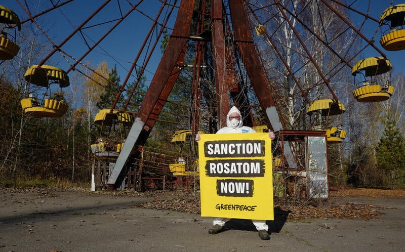 Aktivist vid pariserhjulet i den övergivna staden Pripyat, nära kärnkraftverket Tjernoby i Ukraina.
