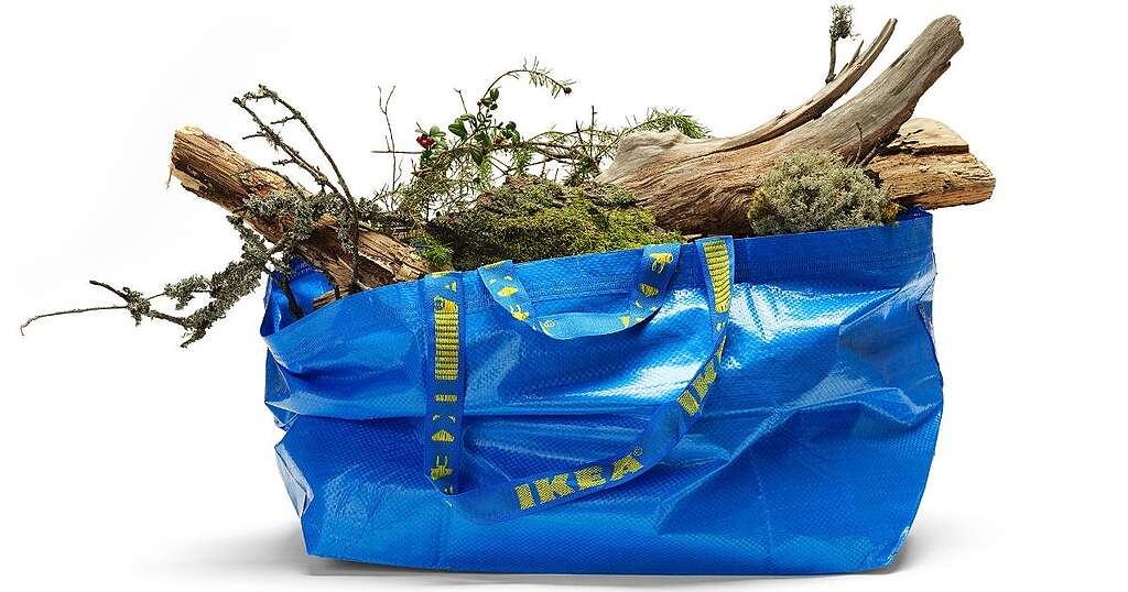 IKEA-kasse med skyddsvärd skog En IKEA-kasse fylld med råvara från natur- och kontinuitetsskog i Sverige - som idag kan finnas i IKEAs produkter.