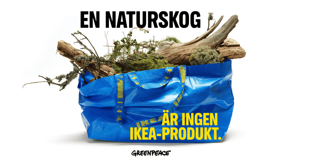 Blå IKEA-kasse fylld med grenar, mossa och skogsmaterial, med texten ”En naturskog är ingen IKEA-produkt”.