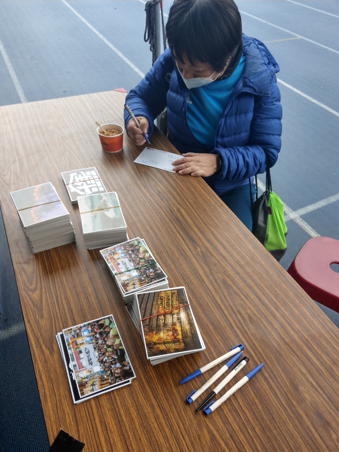 綠色和平的永續補給站在提供完熱食後，搖身一變成為「未來十年」明信片連署區，跑者們紛紛留下各自對十年後的自己想說的話。