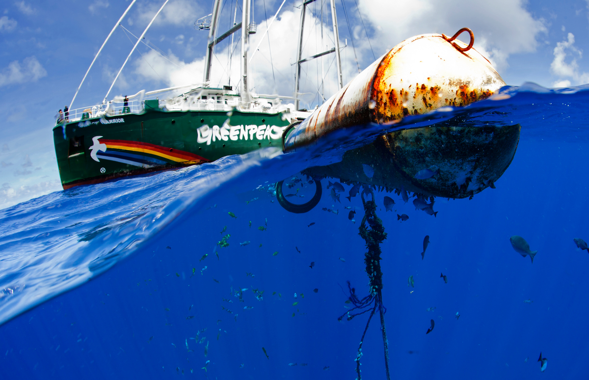 Rainbow Warrior and FAD in the Pacific Ocean. © Paul Hilton / Greenpeace