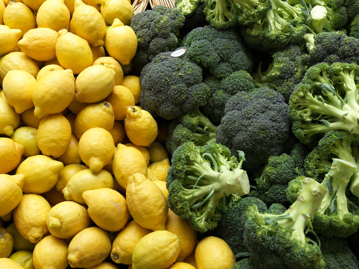 Ecological Produce at Farmers Market in Paris. © Peter Caton / Greenpeace
