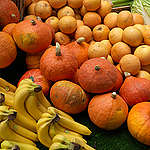 Ecological Produce at Farmers Market in Paris. © Peter Caton / Greenpeace