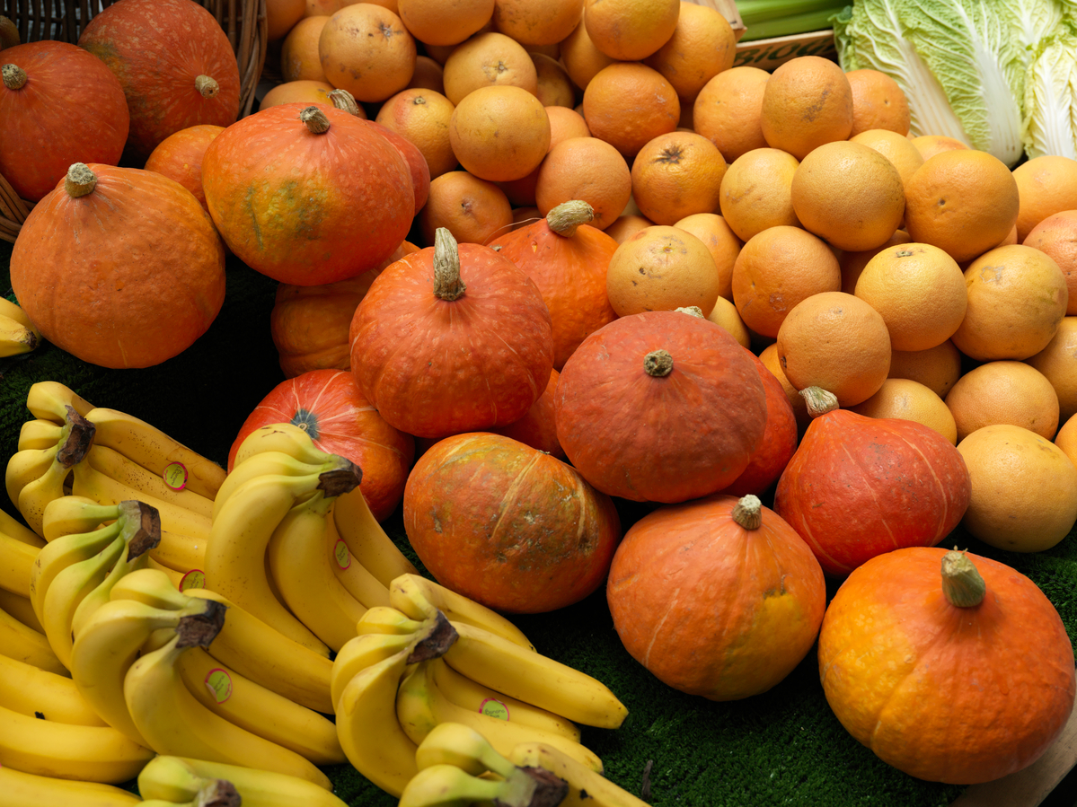 Ecological Produce at Farmers Market in Paris. © Peter Caton / Greenpeace