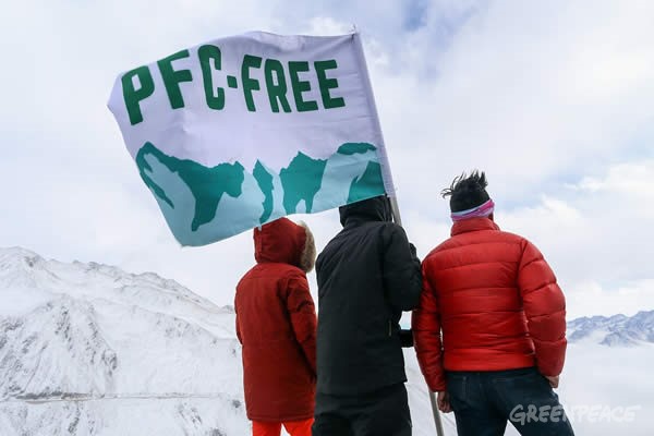 三位登山者使用無氟裝備登上零下20度的五千公尺高山