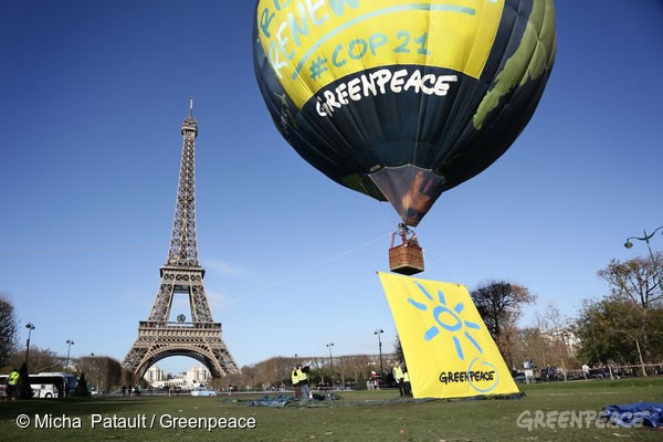 巴黎鐵塔前的地球熱氣球，為再生能源升起