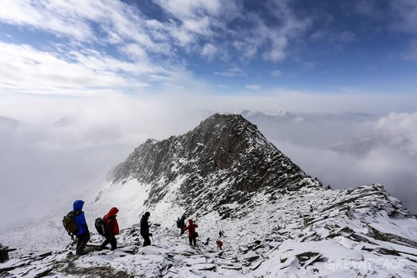 三位登山者使用無氟裝備登上零下20度的五千公尺高山