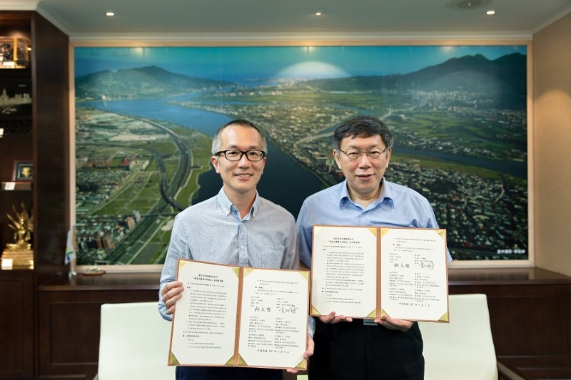 左為綠色和平東亞分部執行總監施鵬翔，右為臺北市長柯文哲