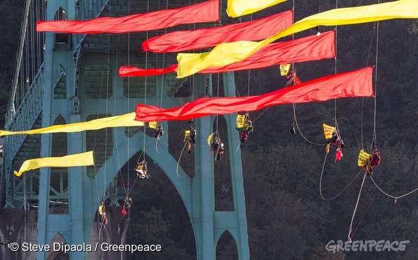 行動者懸掛在波特蘭的大橋上抗議殼牌出發前往北極鑽油