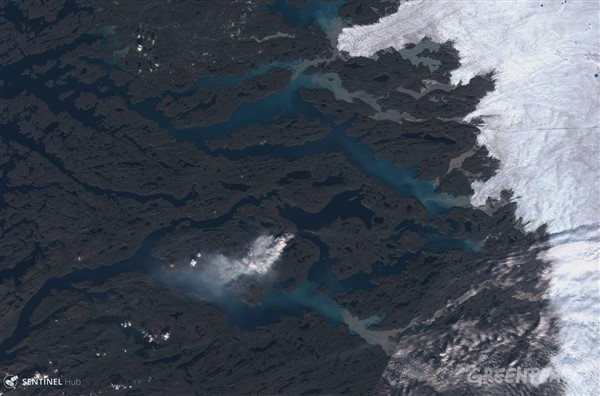 2017 年 8 月 3 日的衛星圖片可見，火場距離冰蓋僅 50 公里。
