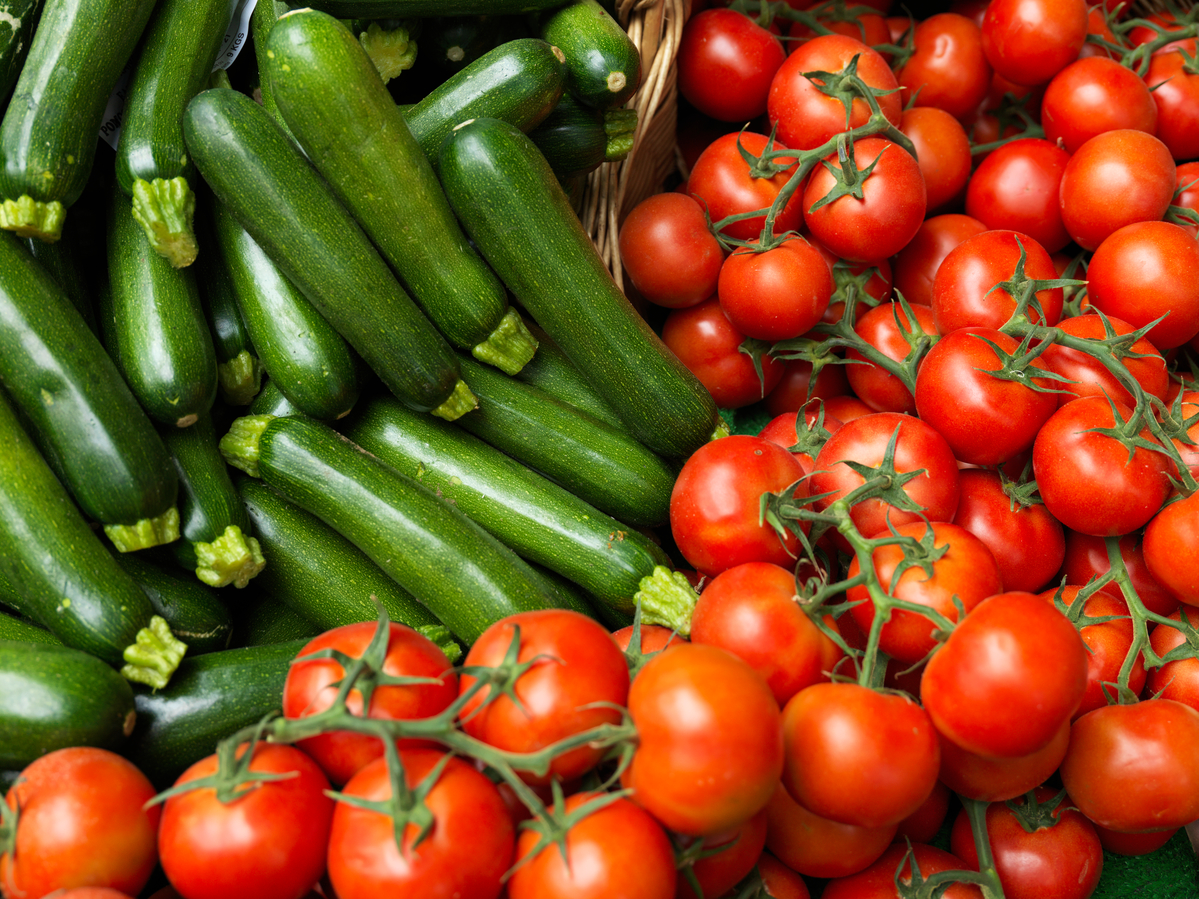 Ecological Produce at Farmers Market in Paris. © Peter Caton / Greenpeace