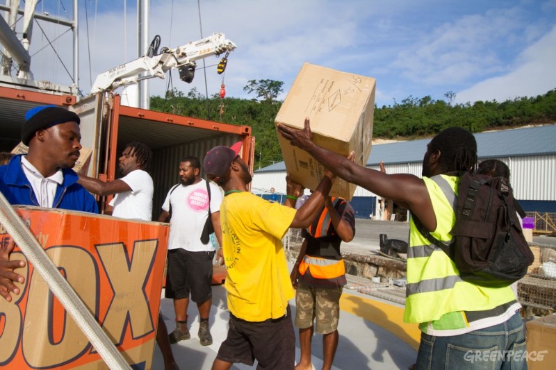 船員卸下給帕姆颱風災民的援助物資