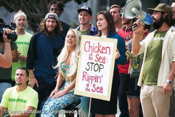 加州泰聯工廠外的美人魚扮裝抗議行動
