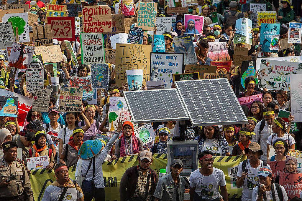 9月20日印尼雅加達人民，手舉太陽能板加入氣候罷工罷課，是全印尼響應行動的18個城市之一。