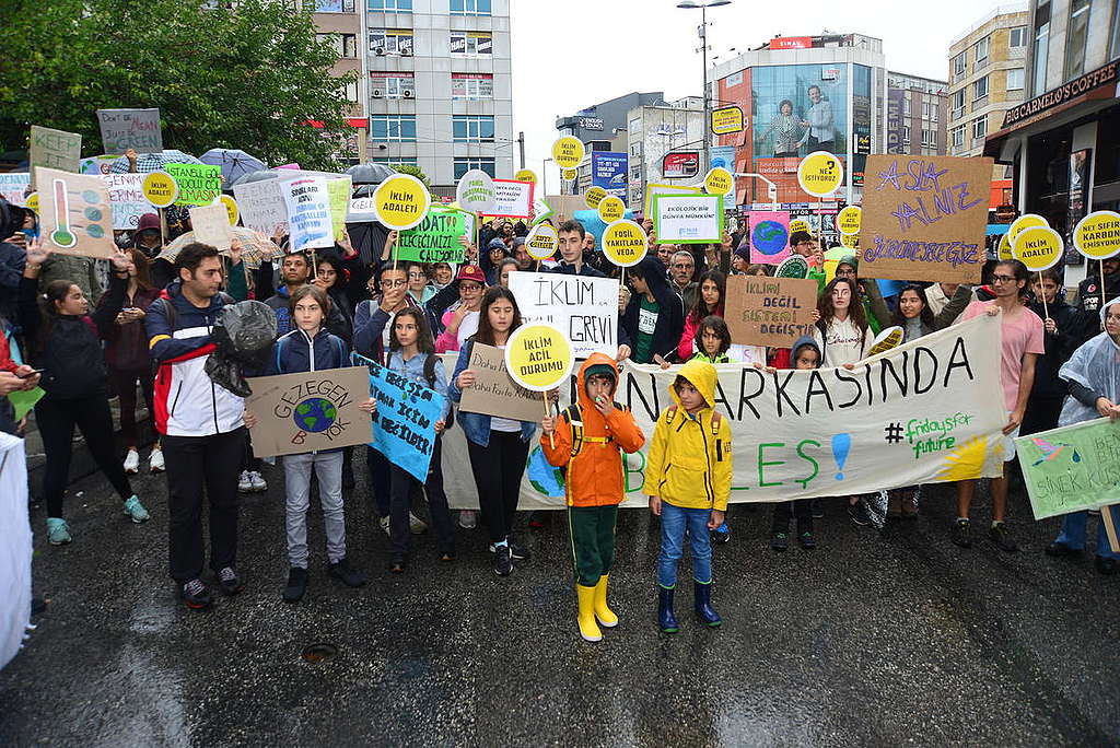 9月20日土耳其青年與家人，上街頭響應氣候罷課行動。