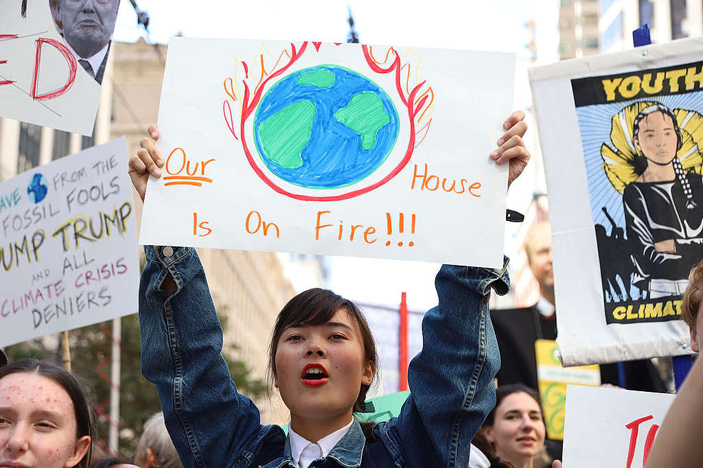 9月20日美國舊金山青年街頭遊行，響應氣候罷課，要求美國總統停止使用化石能源。