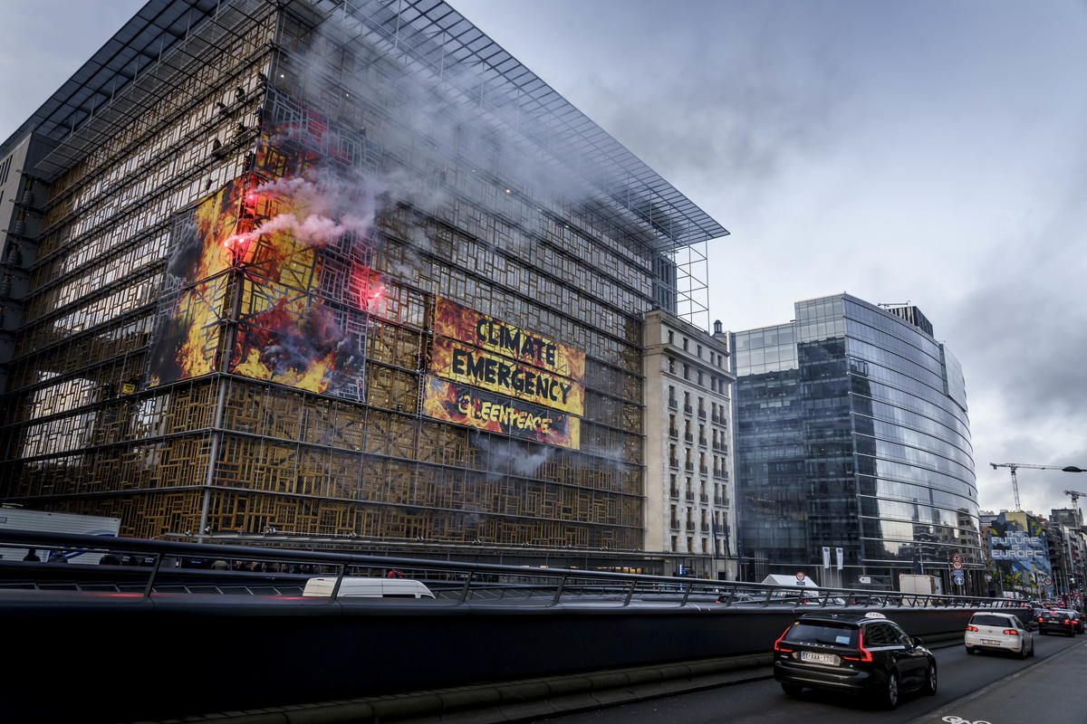 Action at European Council Summit in Brussels. © Eric De Mildt / Greenpeace