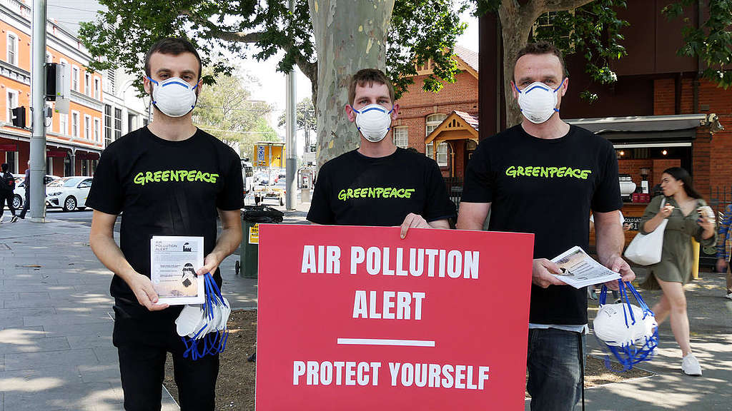 大火污染物無遠弗屆，雪梨空氣污染水平一度超出世界衛生組織標準25倍；綠色和平行動者11月中在雪梨市中心商業區派發口罩，喚起公眾關注大火並加強防護。 