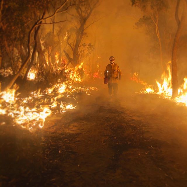 新南威爾斯州火災肆虐，消防員值勤時間長達15小時，奮不顧身全力救災。