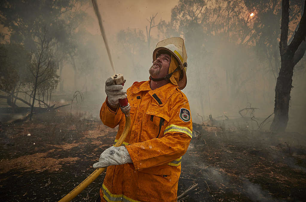 澳洲大火燒不停，消防志工多日於火線滅火救災。攝於2020年1月，圖為新南威爾斯州雪山一帶的唐巴蘭姆巴小鎮（Tumbarumba）。