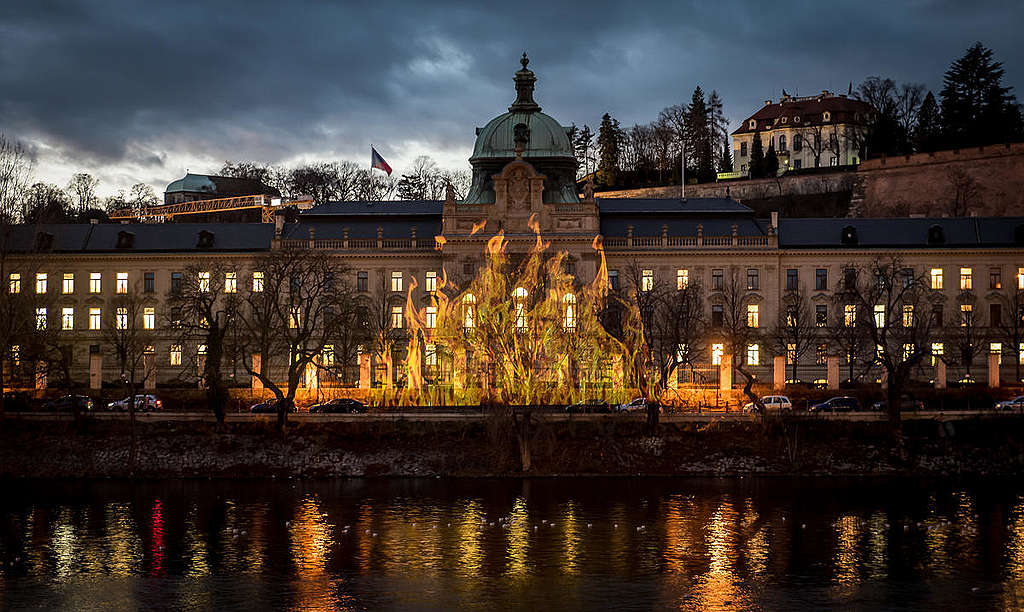 2019年12月，綠色和平行動者於捷克政府建築外投影，希望當局提高氣候危機意識。