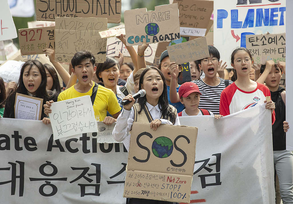9月27日，逾千位韓國青年由光化門遊行至青瓦台，促請政府宣佈進入氣候緊急狀態。