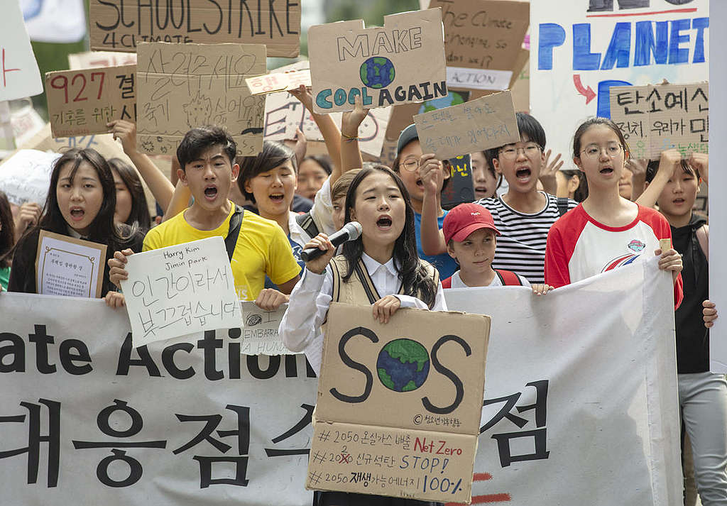 9月27日,逾千位韓國青年由光化門遊行至青瓦台,促請政府宣佈進入氣候緊急狀態。
