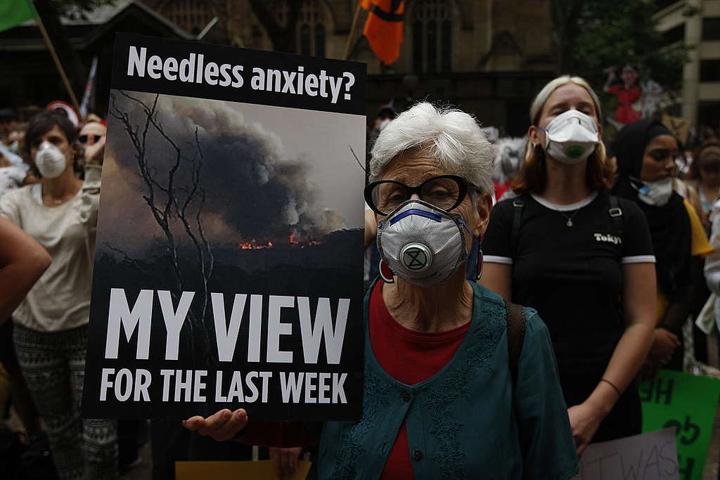 一位雪梨銀髮族高舉標語，示意民眾並非無緣無故恐慌，要求政府出來面對。