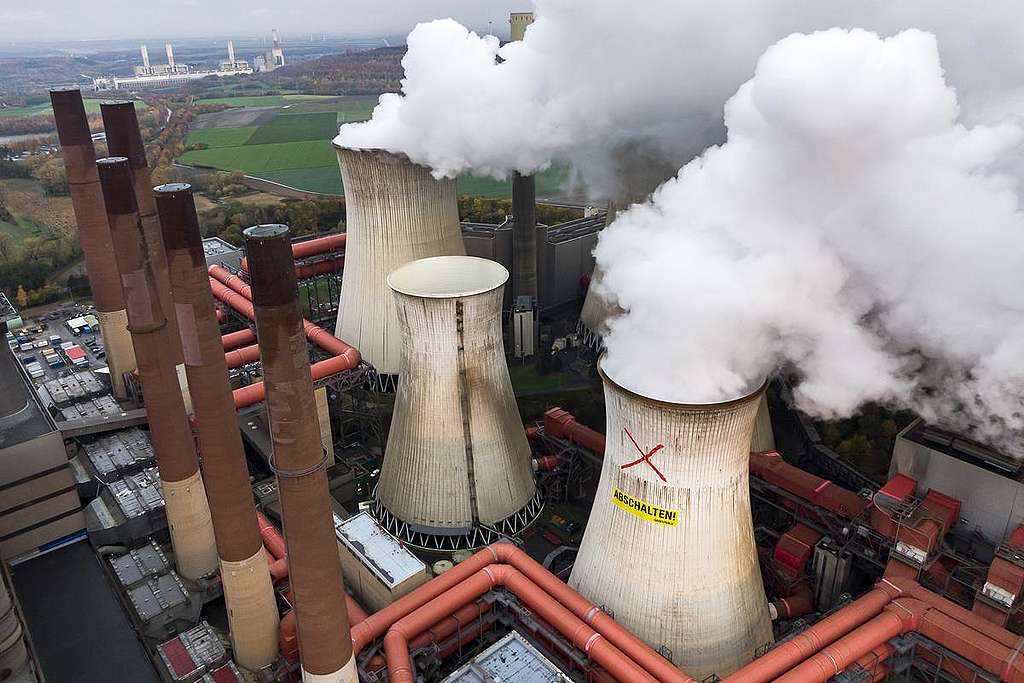 淘汰化石燃煤是因應氣候變遷衝擊必須做的選擇，綠色和平行動者於德國燃煤電廠的冷卻塔畫上大大的X，並張貼「關閉」字樣。