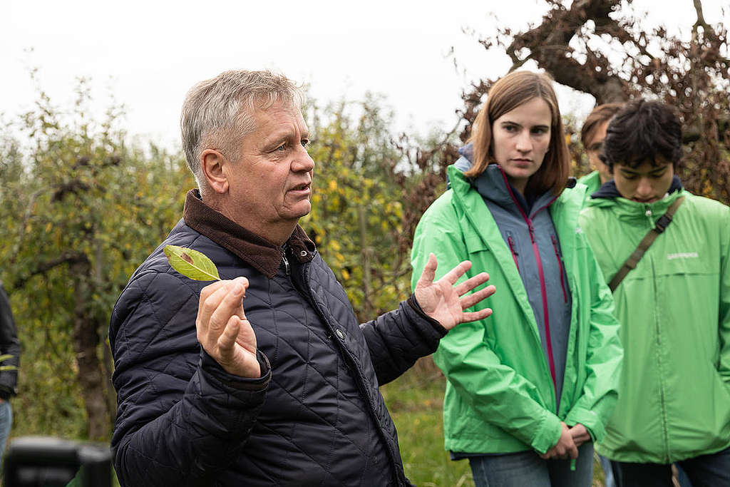 原告農夫Claus Blohm於他的有機果園，講解他因氣候變遷，作物受到的極端氣候、蟲害和疾病的影響。