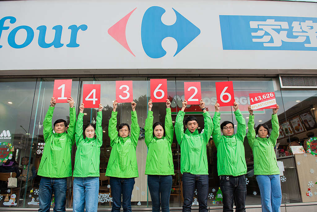 12月一連兩日，16位綠色和平臺灣辦公室行動者，把超過14萬連署遞交給四間零售通路企業，促請對方回應民眾的減塑訴求。