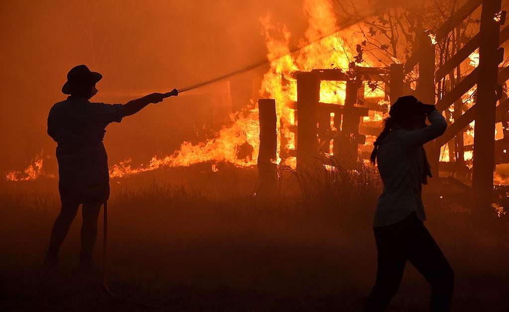 大火最嚴重的新南威爾斯州地方消防隊缺乏聯邦政府支持，所幸消防人員（許多是義消），仍投入救災。