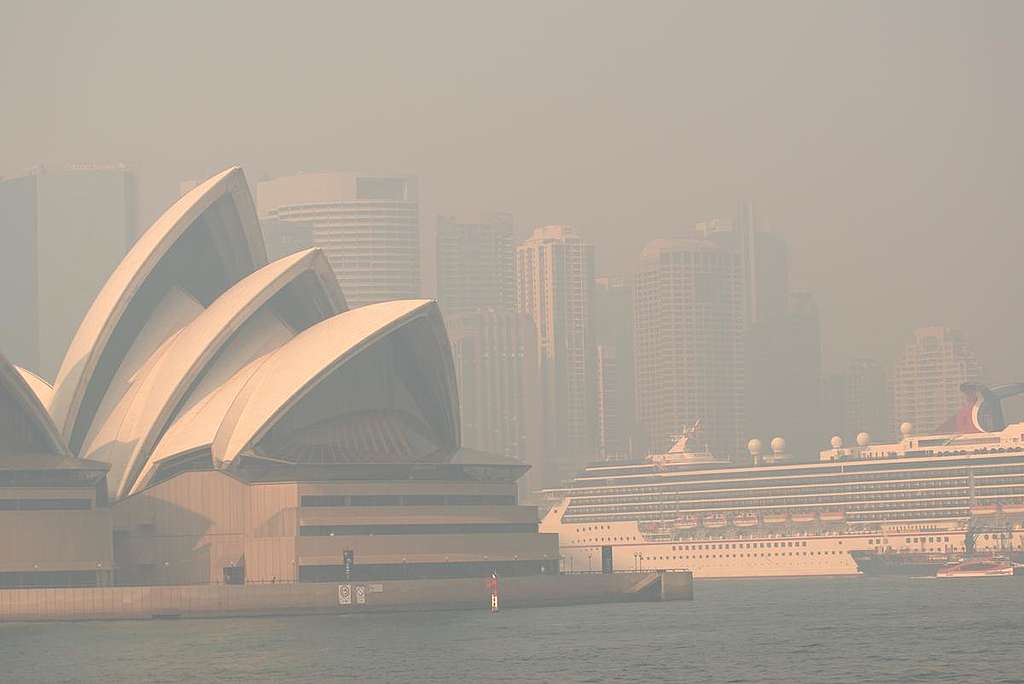 澳洲大火持續多月，雪梨被灰濛濛霧霾壟，著名的歌劇院也不可倖免。攝於2019年11月。