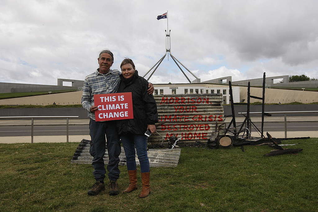 澳洲大火生還者Dean Kennedy與Melinda Plesman，於坎培拉國會大廈外展示付之一炬的家園殘骸，要求當局正視氣候變遷。