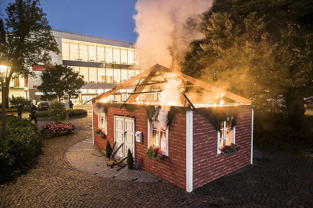 2019年10月，綠色和平德國辦公室行動者仿造房屋著火，倡議地球著火卻被置之不理，要求停止進行新的煤炭計畫。