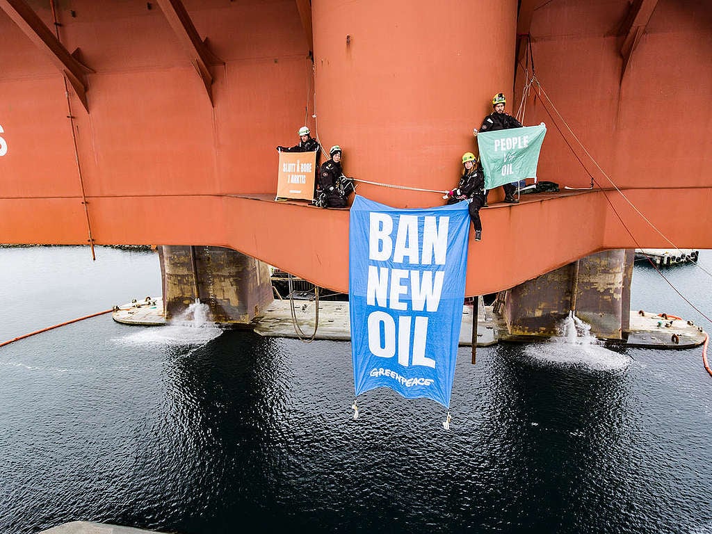 綠色和平行動者4月底登上挪威國營石油企業Equinor位於巴倫支海的鑽油台，提出「禁止開採石油」的控訴。