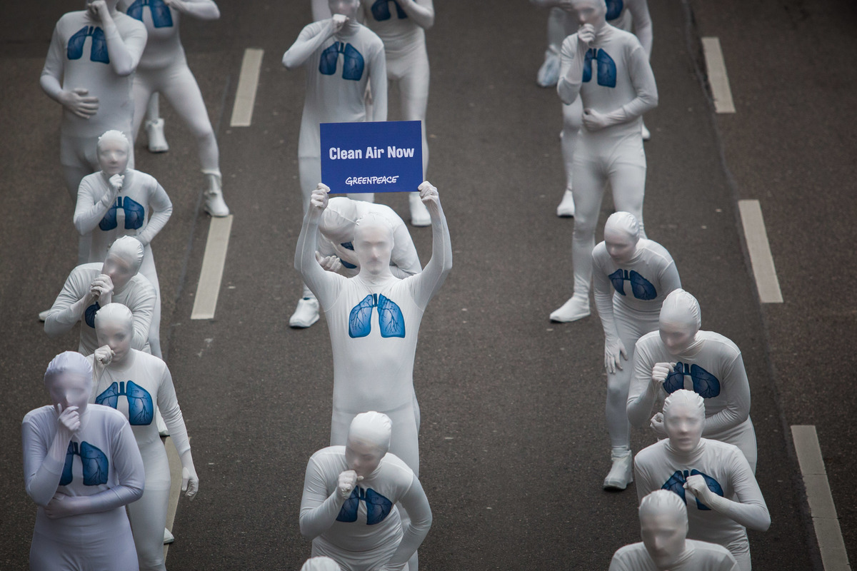 Performance Action for Clean Air in Stuttgart. © Ruben Neugebauer / Greenpeace