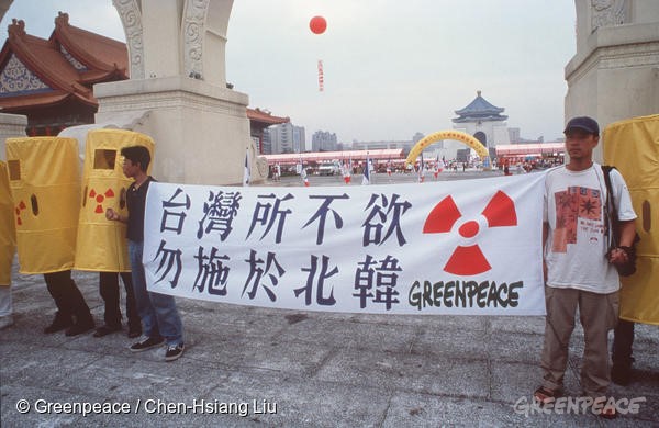 臺北,1997年。綠色和平行動成員穿上核廢料桶道具服裝,抗議臺灣政府要將核廢料運往北韓。