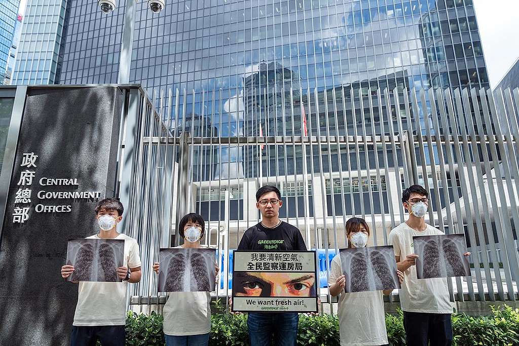 綠色和平香港行動者倡議空氣污染問題，要求政府做出改變。
