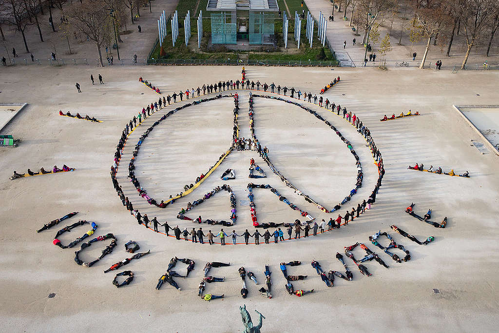 在COP21氣候峰會期間，數百人發表了大規模的視覺行動藝術傳遞訊息，以促進100％可再生能源與和平。 該活動由國際藝術家約翰．奎格利（John Quigley）在巴黎發起。
