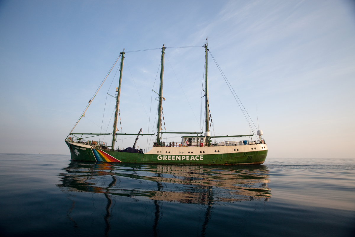 綠色和平第二代「彩虹勇士號」。其原身為一艘建於1957年的英製蒸汽漁船「葛蘭比恩之名」，綠色和平把這艘本來在北海捕魚的拖網漁船加上三面帆，改造成動力帆船。