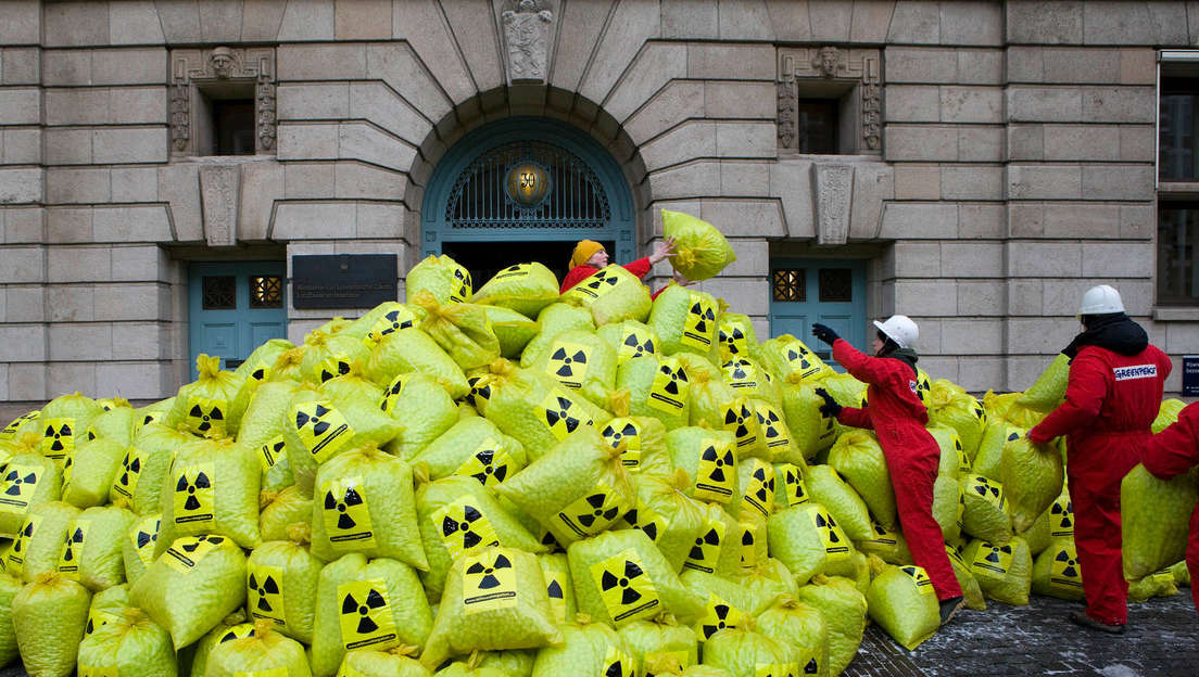 Ministry of Economics Action in The Hague. © Bas Beentjes / Greenpeace