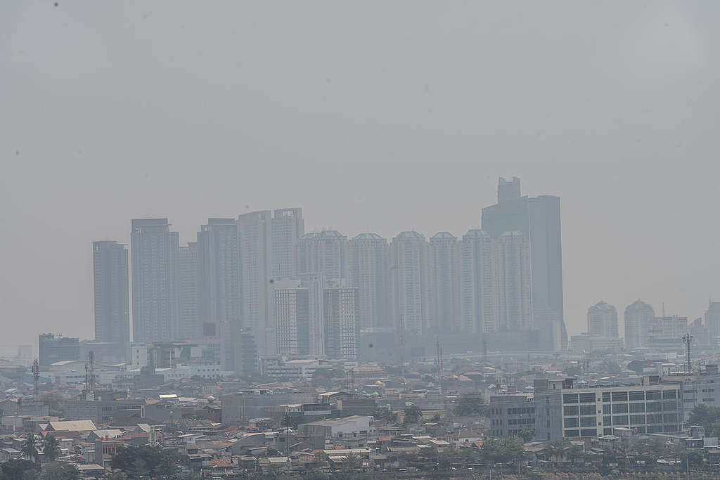 燃燒煤炭等化石燃料造成嚴重空氣污染，不僅天空一片灰，對人體健康更是有害。