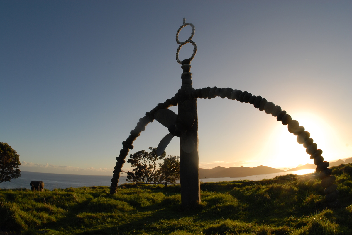 黎明時分，於紐西蘭的瑪陶里灣（Matauri Bay），俯瞰彩虹勇士號的最後安息之地。該船艦於1985年7月10日在奧克蘭港被法國特務炸毀。1987年，她被安放在瑪陶里灣（Matauri Bay）的水域中。該紀念館是由紐西蘭藝術家Chris Booth創建的。