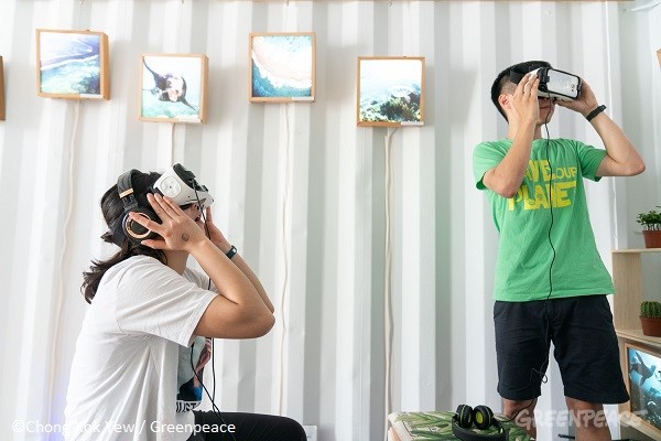 透過VR眼鏡，感受海底世界的美麗。