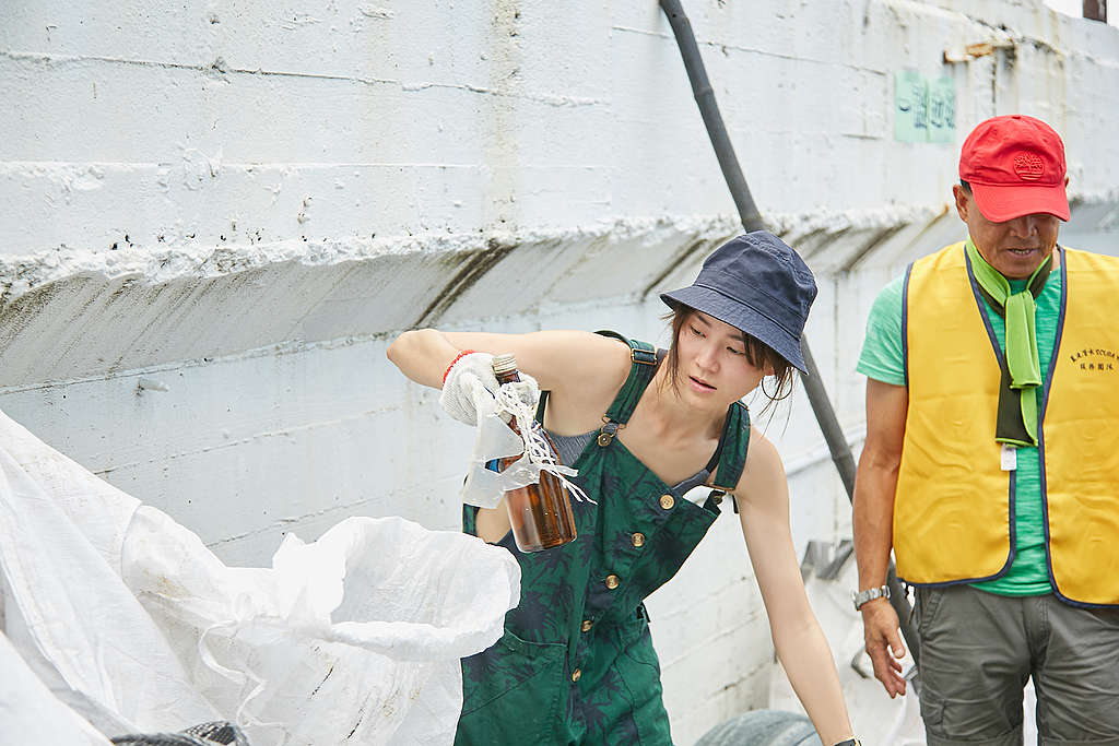 女演員鍾瑶多次自組淨灘活動，非常關注塑膠危機。