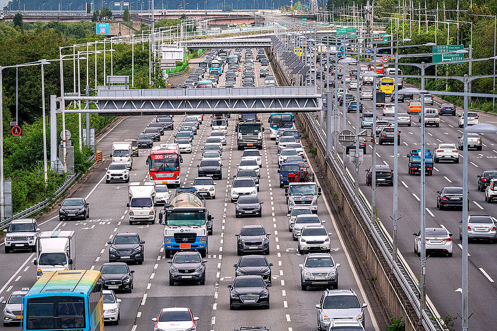 汽車排放的二氧化碳助長氣候變遷，我們可以試著選擇較友善環境的代步方式。